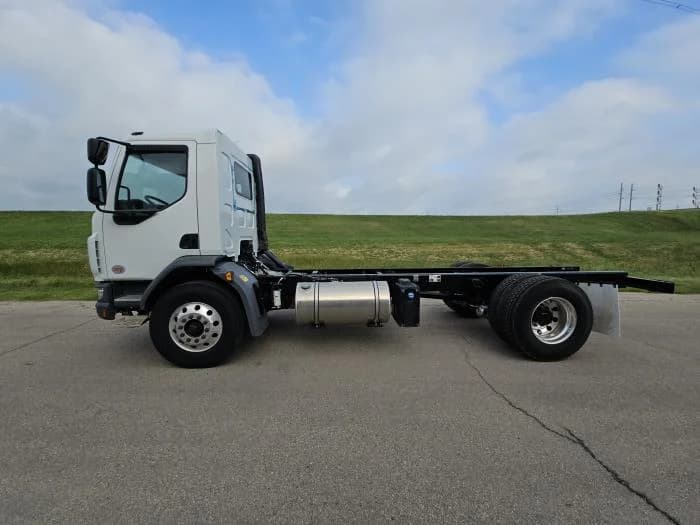 2025 Peterbilt 220EV in Dallas, TX — photo 3