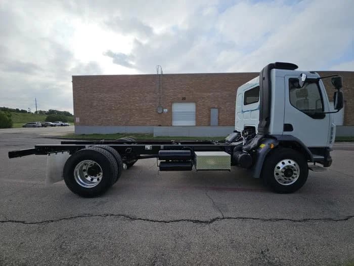 2025 Peterbilt 220EV in Dallas, TX — photo 7