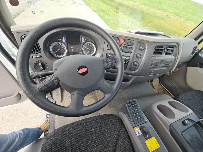 2025 Peterbilt 220EV in Dallas, TX — photo 14