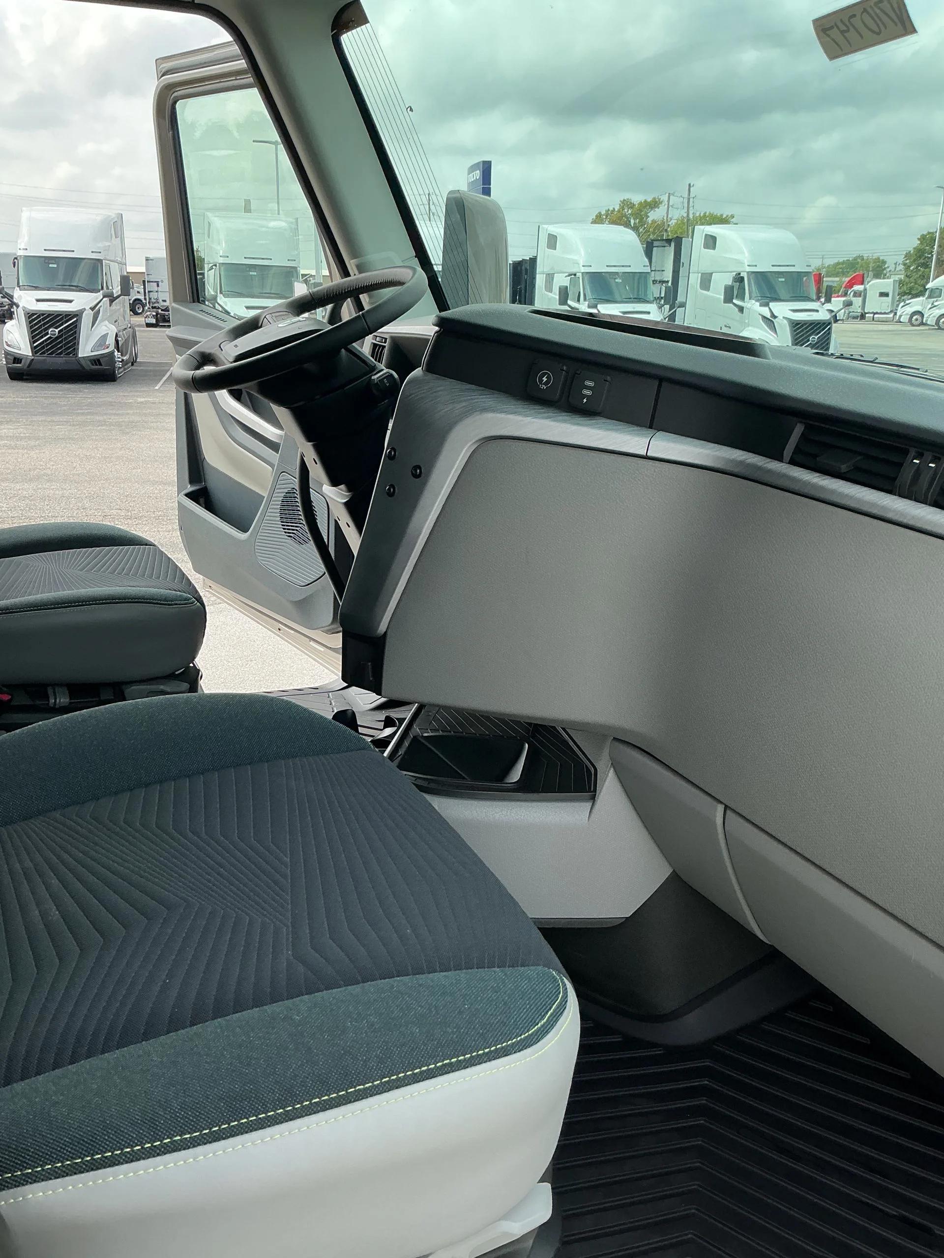 2026 Volvo VNL 860 in Indianapolis, IN — photo 16