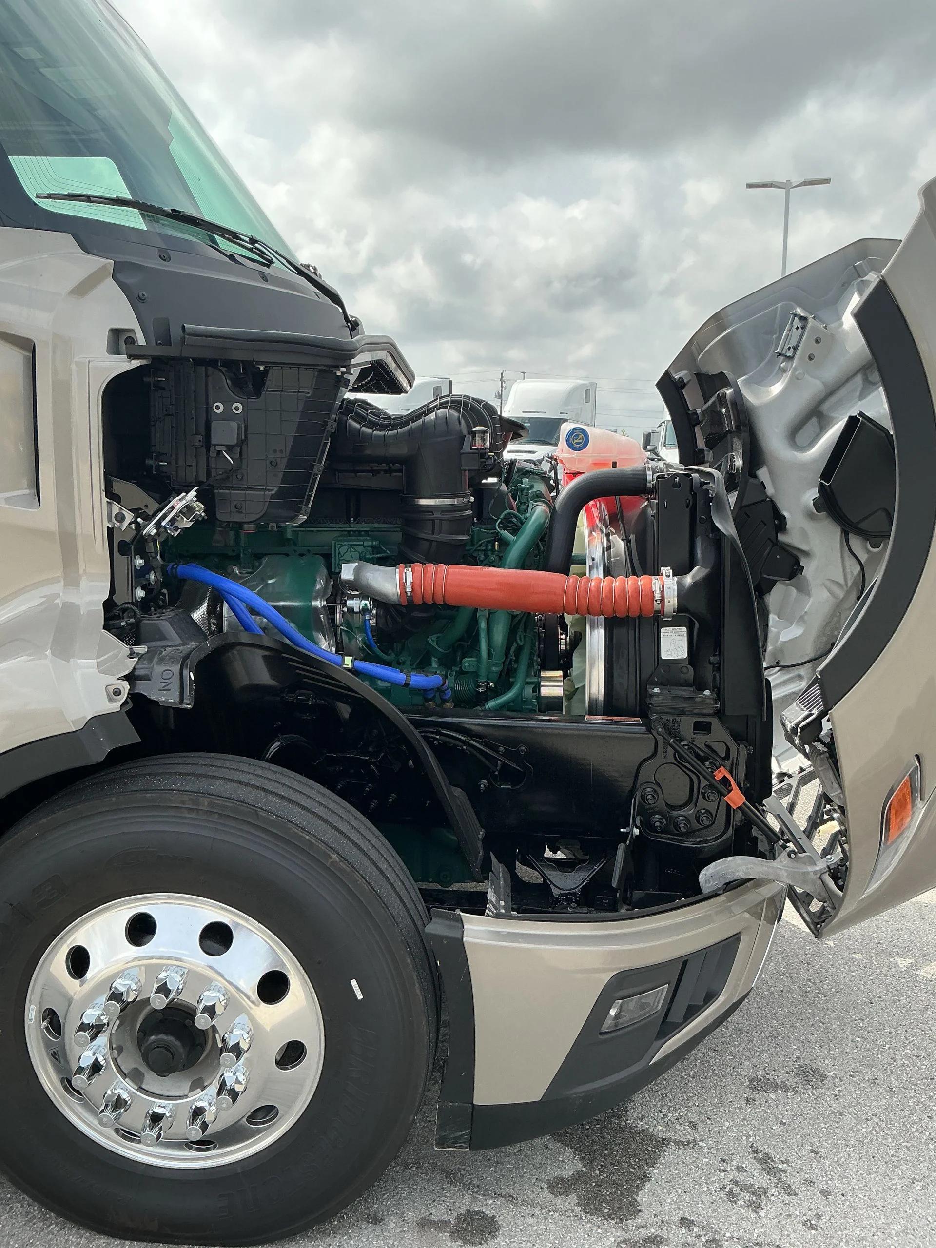2026 Volvo VNL 860 in Indianapolis, IN — photo 10