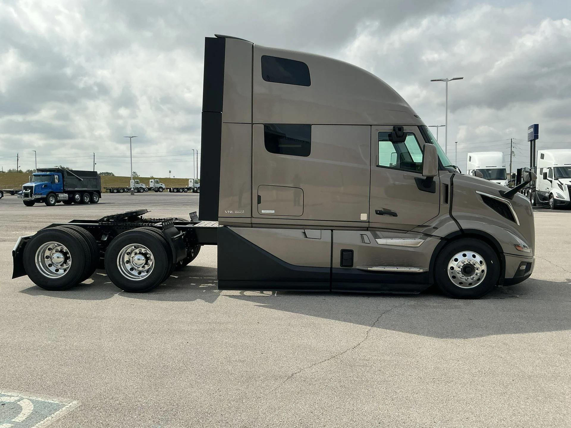 2026 Volvo VNL 860 in Indianapolis, IN — photo 4