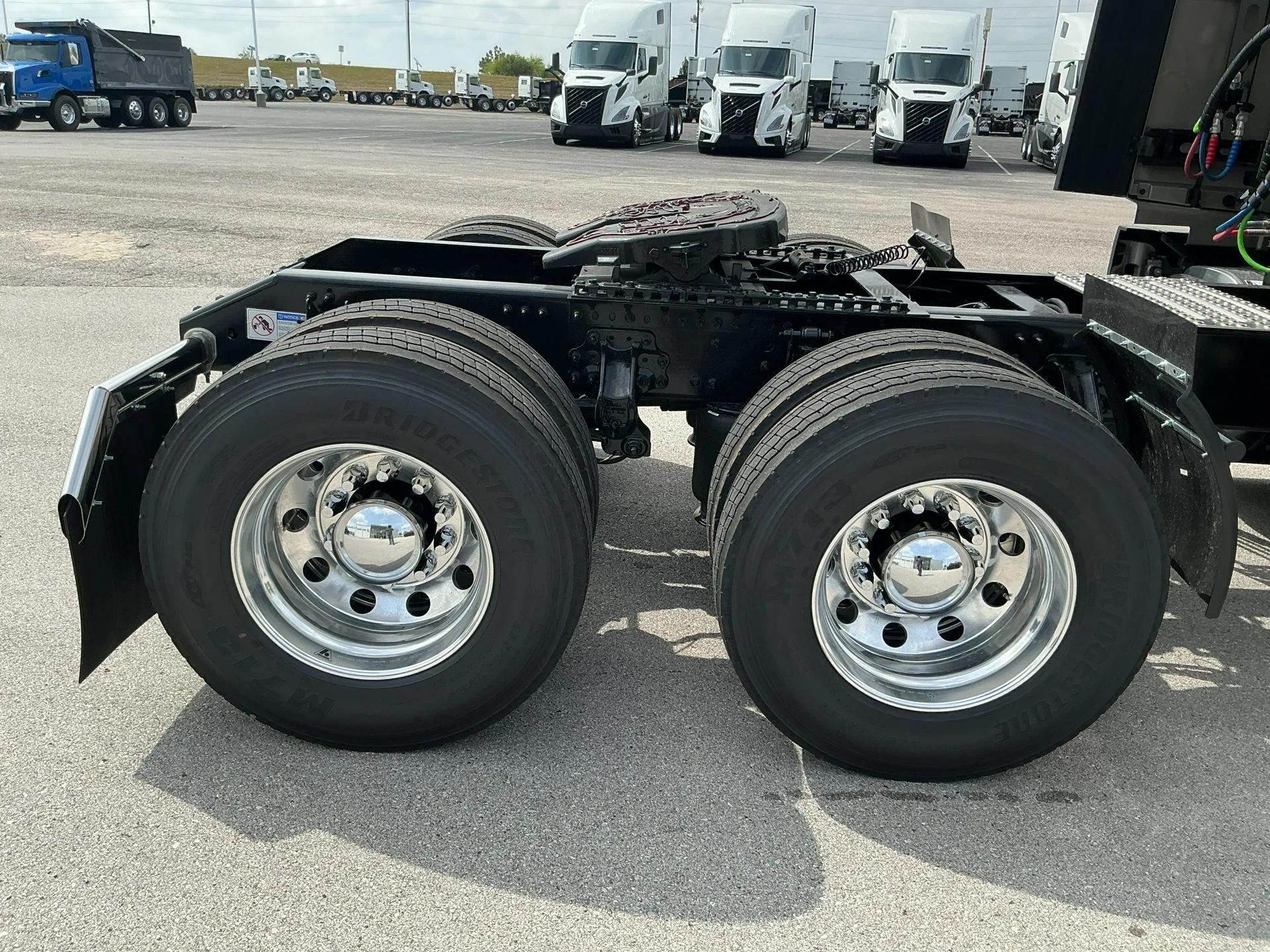 2026 Volvo VNL 860 in Indianapolis, IN — photo 11