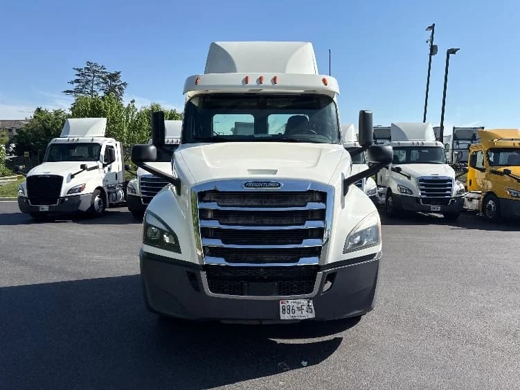 2019 Freightliner Cascadia in Jessup, MD — photo 2