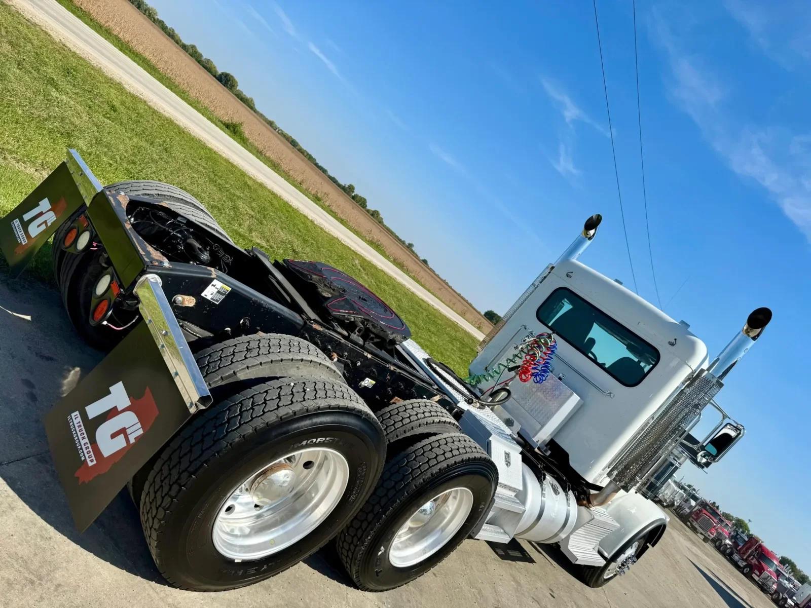 2018 Peterbilt 389 in New Lenox, IL — photo 11