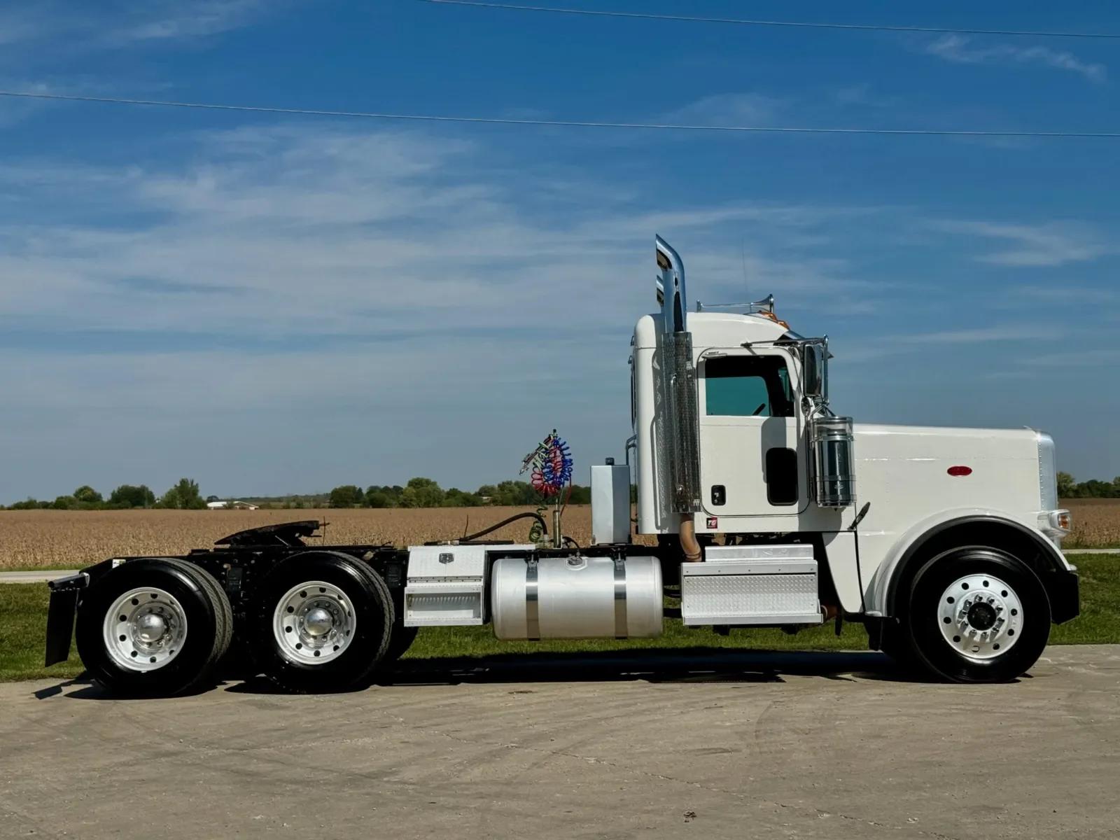 2018 Peterbilt 389 in New Lenox, IL — photo 3