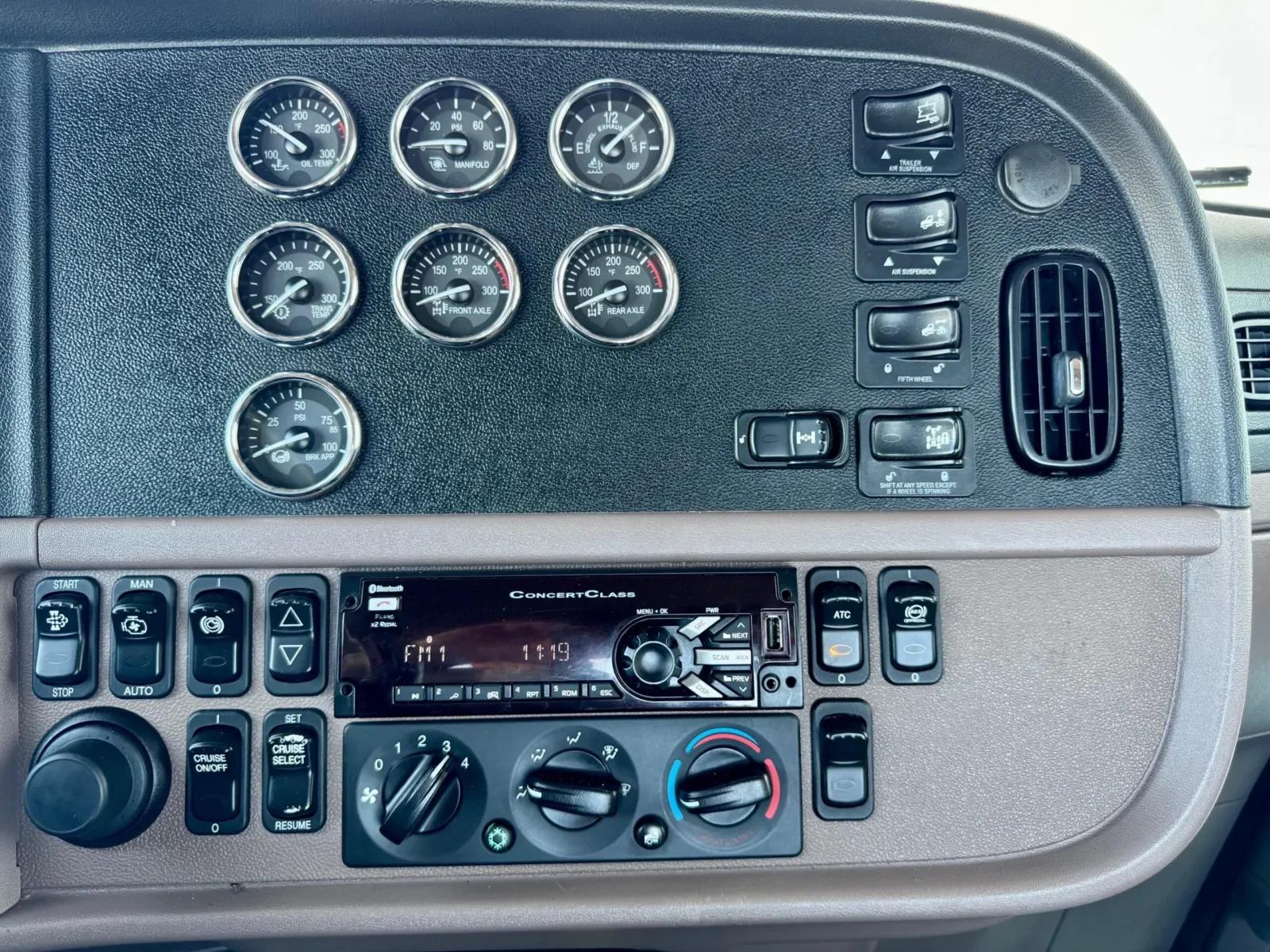 2018 Peterbilt 389 in New Lenox, IL — photo 17