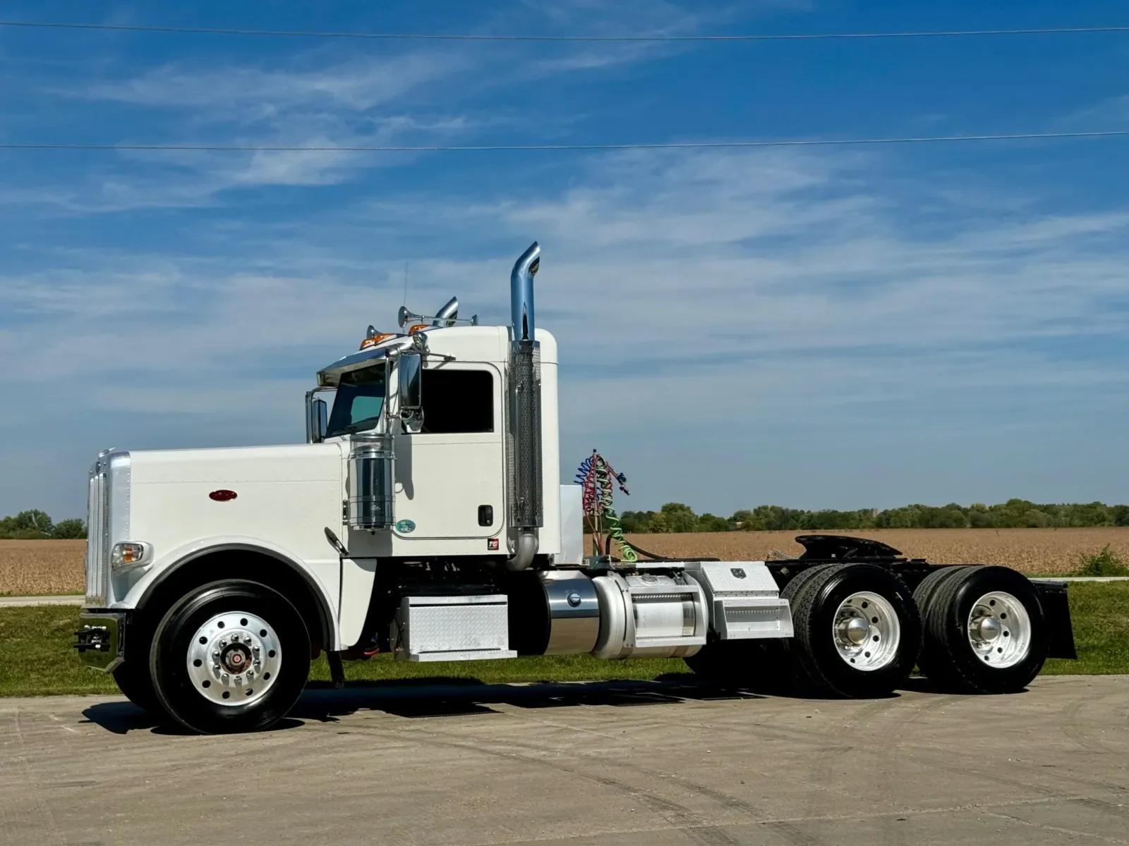 2018 Peterbilt 389 in New Lenox, IL — photo 2