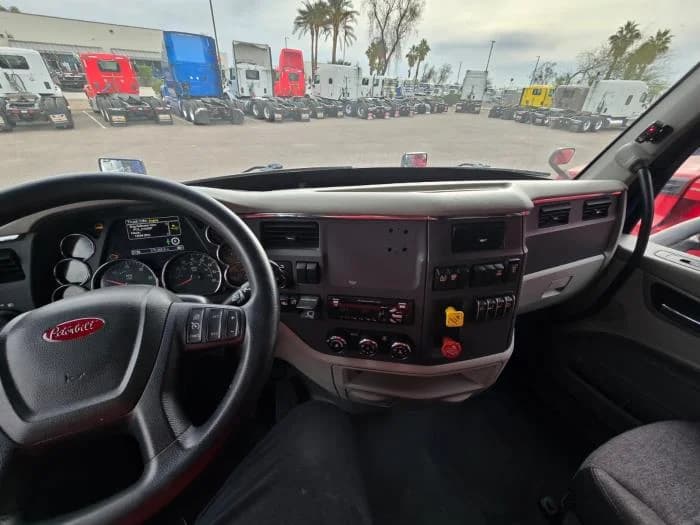 2021 Peterbilt 579 in Phoenix, AZ — photo 17