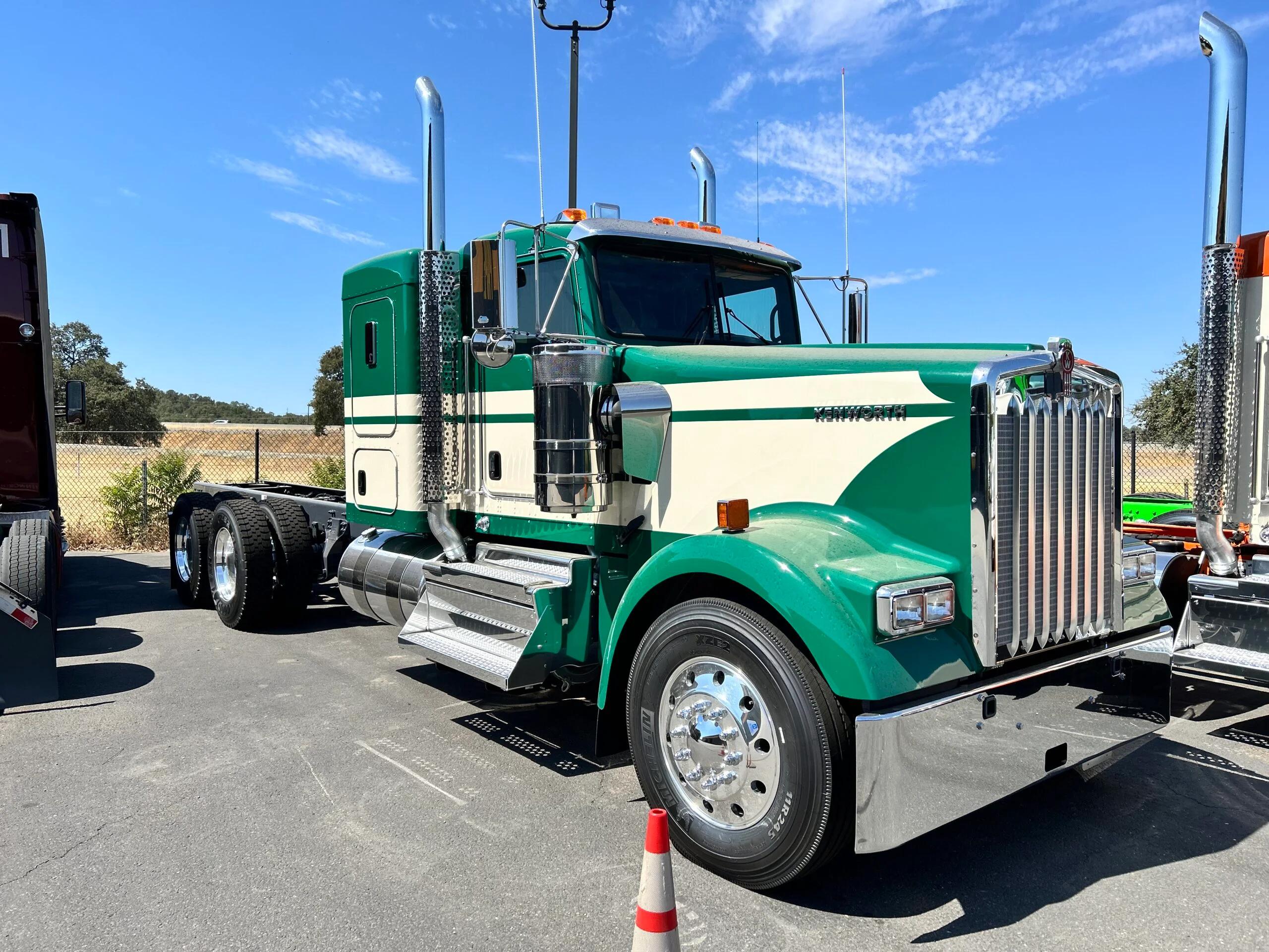 2025 Kenworth W900