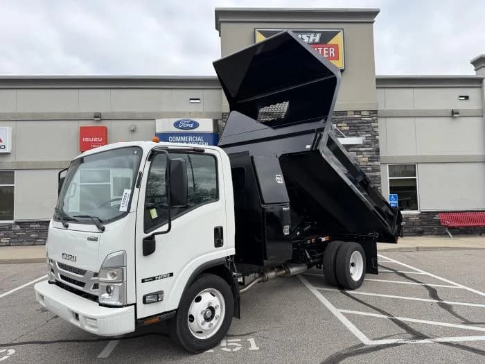 2025 Isuzu NRR in Cincinnati, OH — photo 8