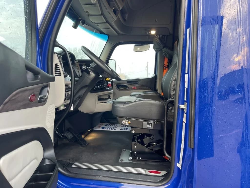 2023 Peterbilt 579 in Springfield, MO — photo 10
