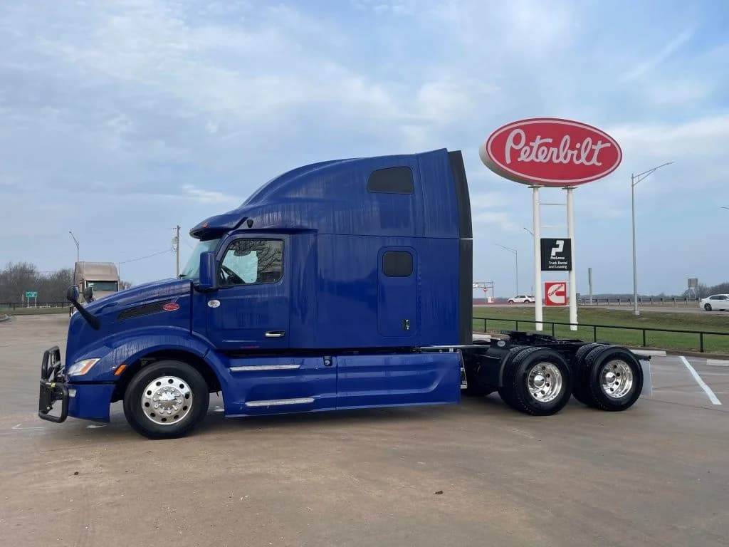 2023 Peterbilt 579 in Springfield, MO — photo 2