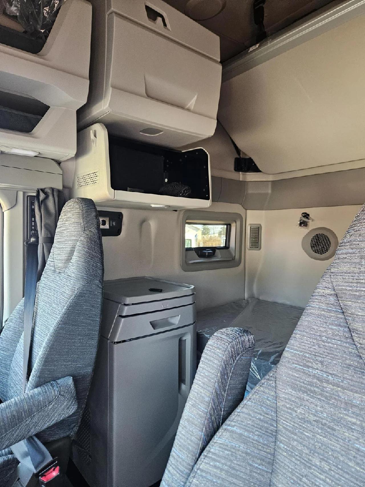 2026 Volvo VNL 860 in Somerset, PA — photo 6