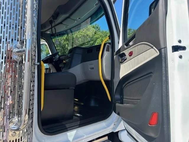 2027 Peterbilt 567 in Tampa, FL — photo 17