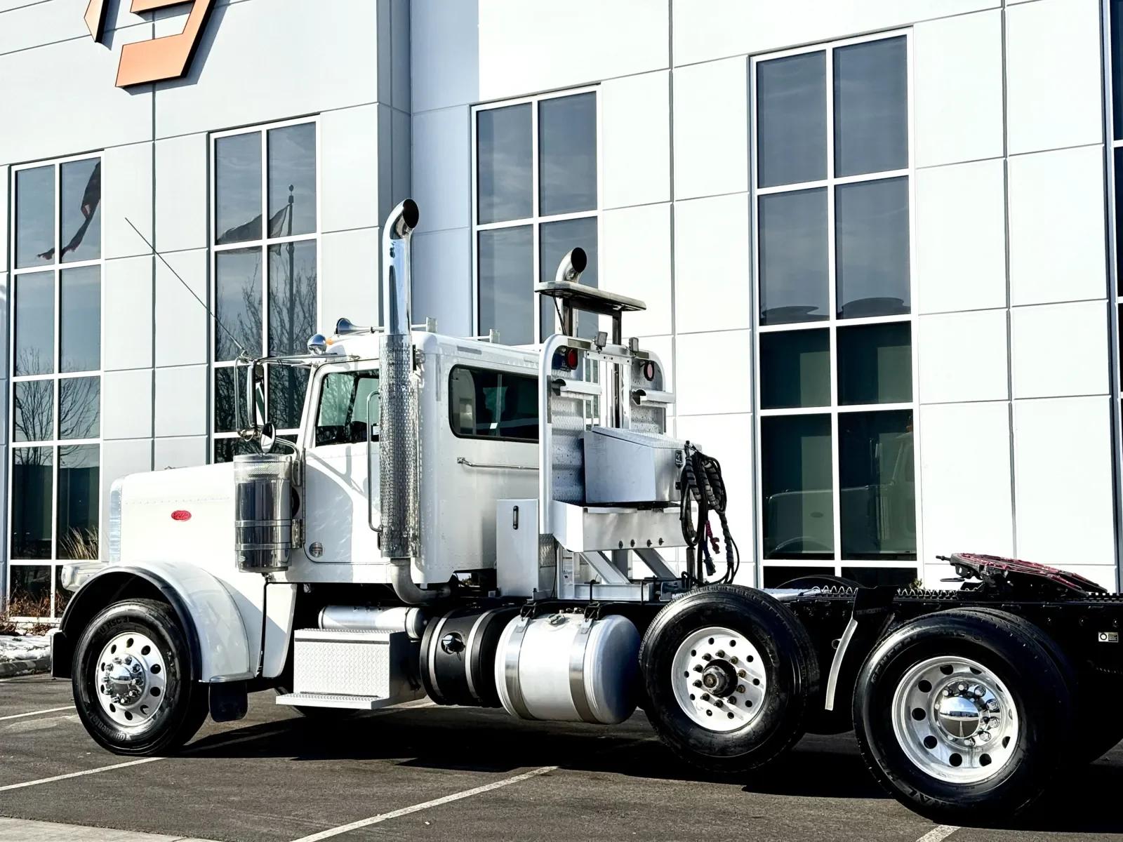 2018 Peterbilt 389 in New Lenox, IL — photo 8
