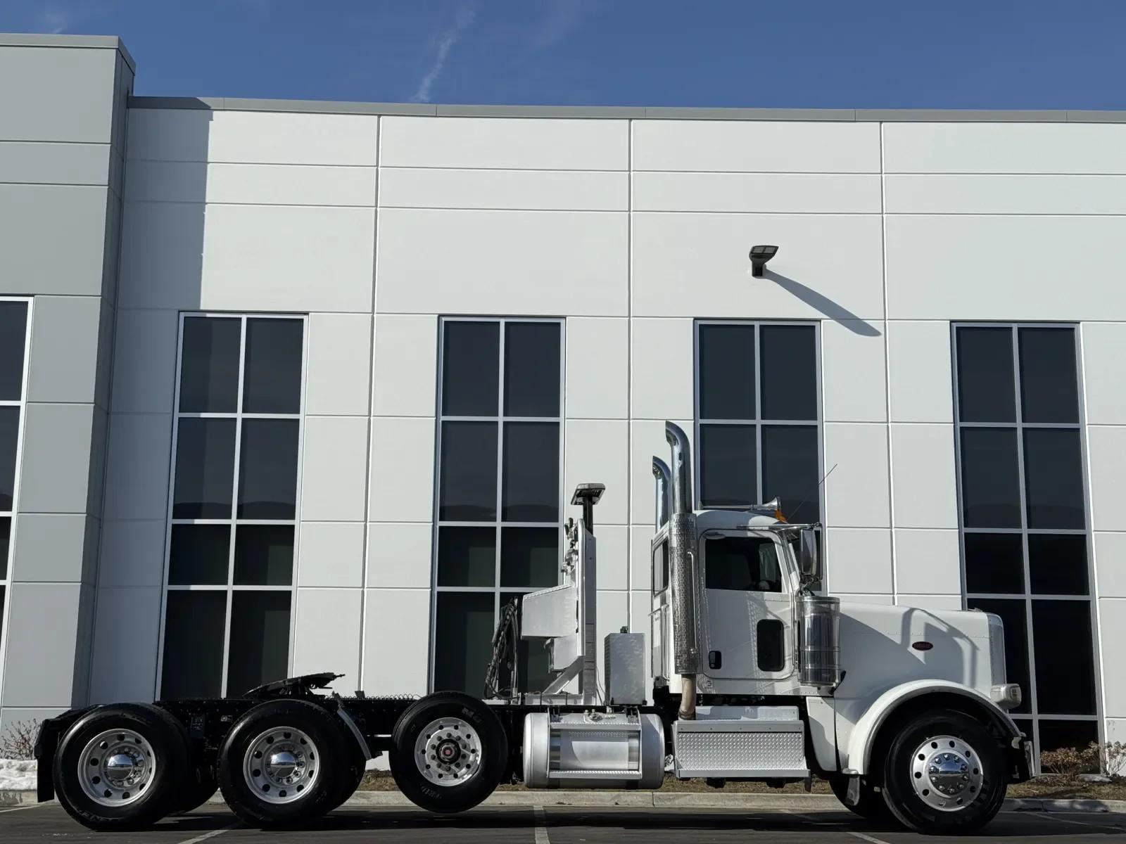 2018 Peterbilt 389 in New Lenox, IL — photo 3