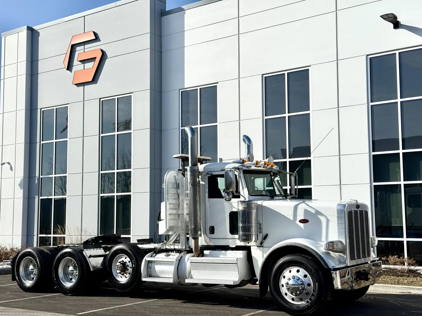 2018 Peterbilt 389 in New Lenox, IL — photo 2