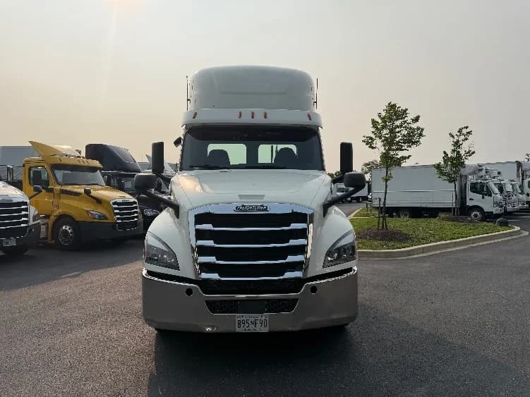 2019 Freightliner Cascadia in Jessup, MD — photo 2