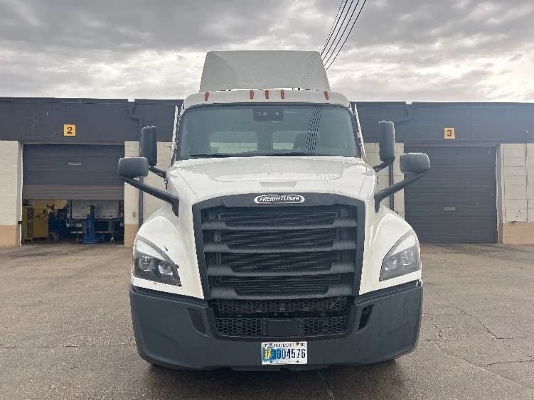 2021 Freightliner Cascadia in Des Moines, IA — photo 2