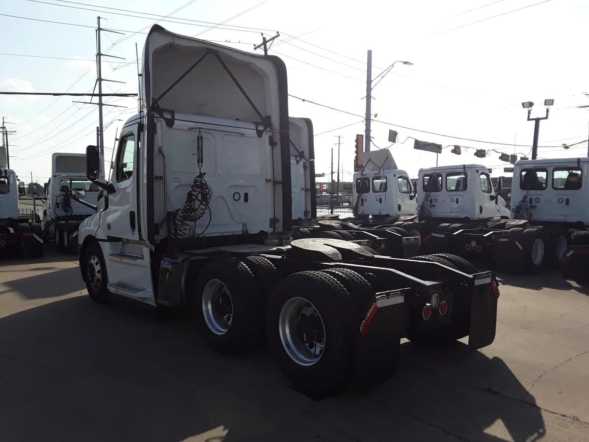 2022 Freightliner Cascadia in Dallas, TX — photo 6