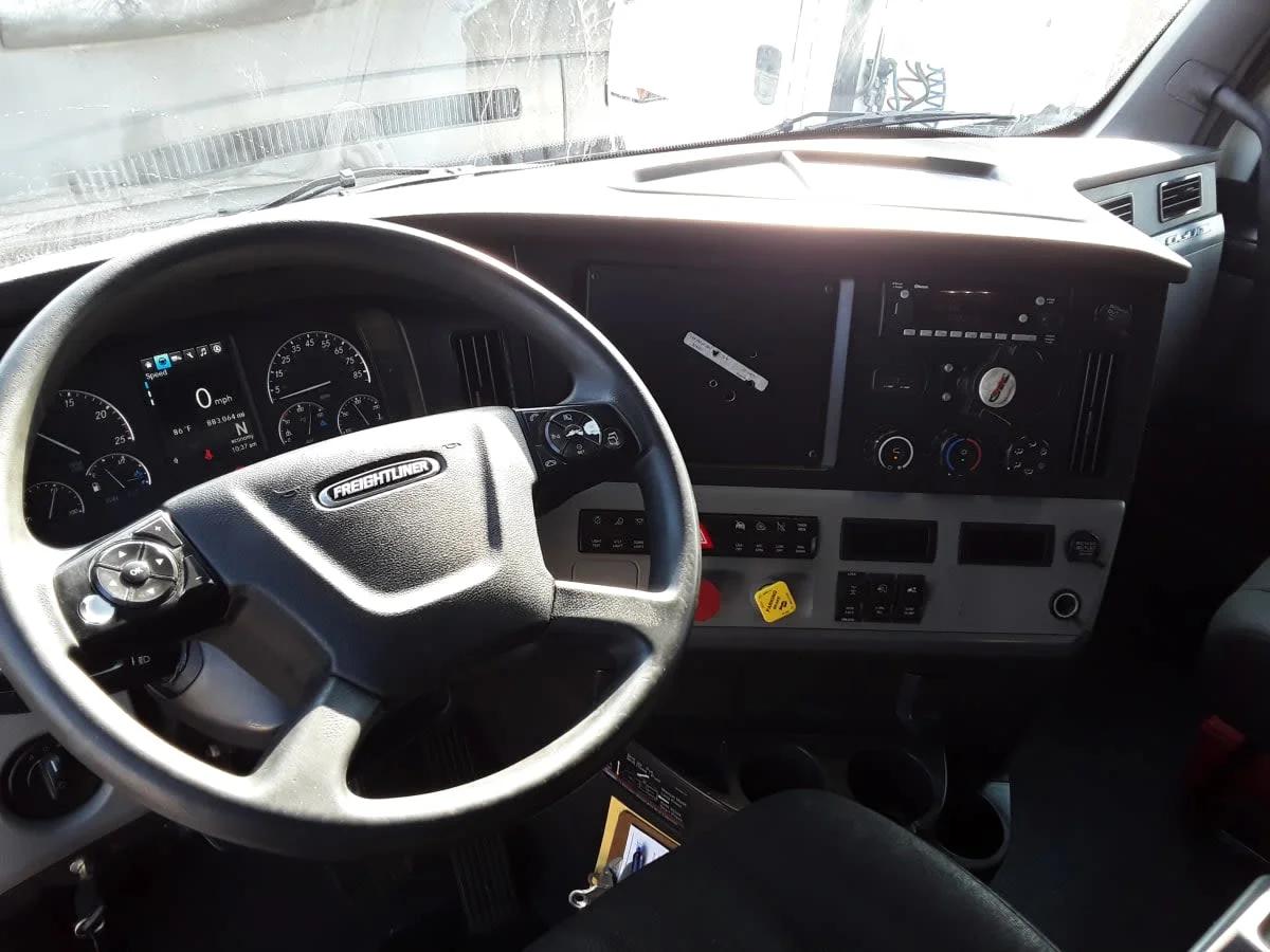 2022 Freightliner Cascadia in Dallas, TX — photo 7