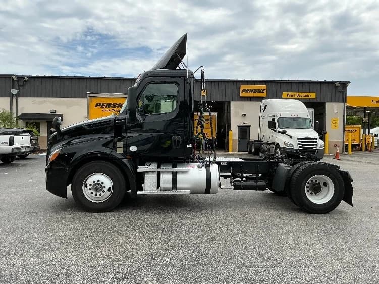 2019 Freightliner Cascadia in Medley, FL — photo 4