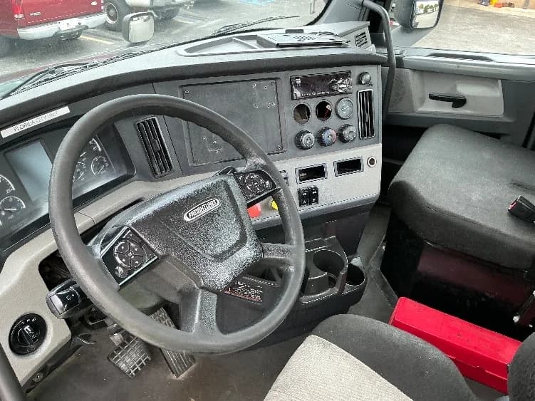 2019 Freightliner Cascadia in Medley, FL — photo 10