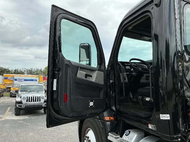 2019 Freightliner Cascadia in Medley, FL — photo 9