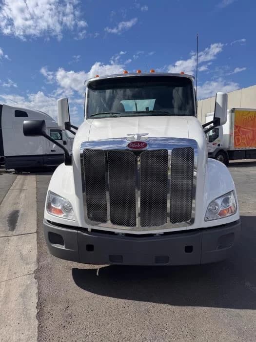 2021 Peterbilt 579 in Los Angeles, CA — photo 3