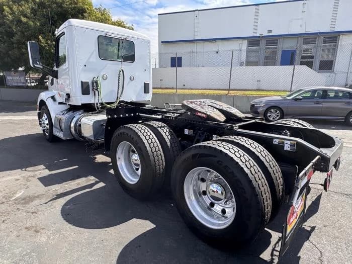 2021 Peterbilt 579 in Los Angeles, CA — photo 8
