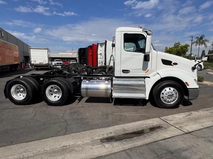 2021 Peterbilt 579 in Los Angeles, CA — photo 5