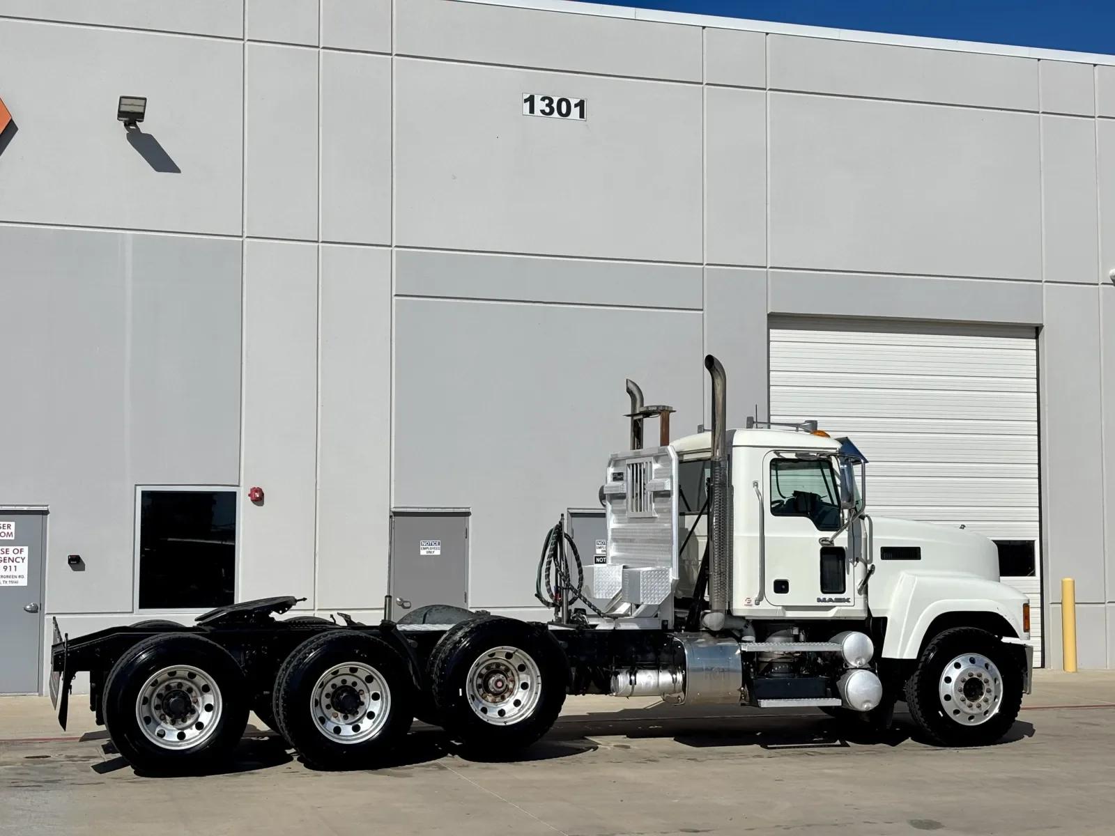 2013 Mack Pinnacle in Hutchins, TX — photo 5