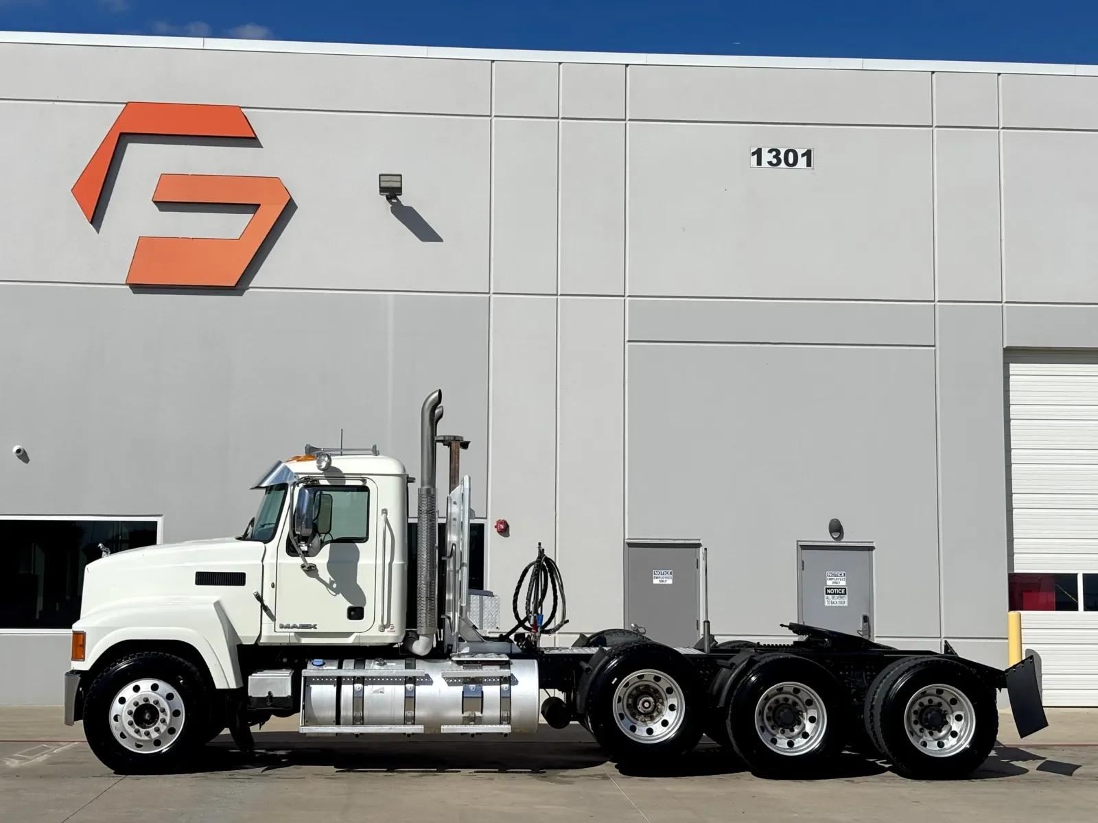 2013 Mack Pinnacle in Hutchins, TX — photo 4