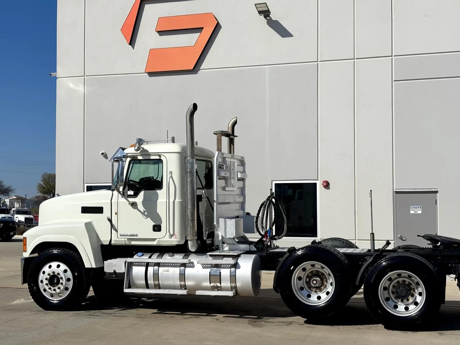 2013 Mack Pinnacle in Hutchins, TX — photo 8