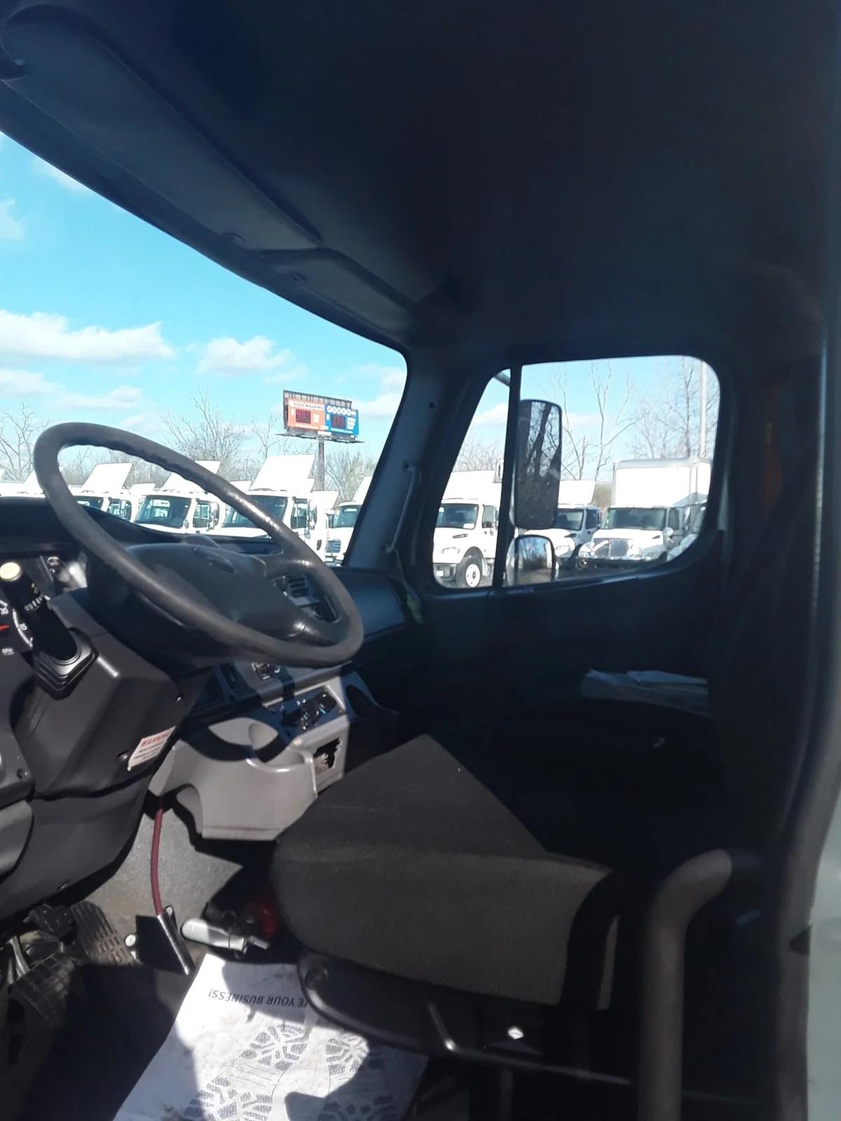 2016 Freightliner M2 106 in Taylor, MI — photo 7