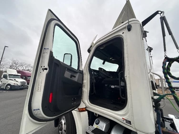 2019 Freightliner Cascadia in Linden, NJ — photo 9