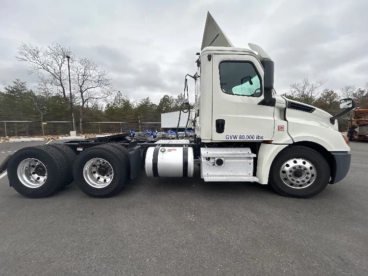 2019 Freightliner Cascadia in Linden, NJ — photo 8