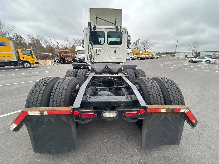 2019 Freightliner Cascadia in Linden, NJ — photo 6