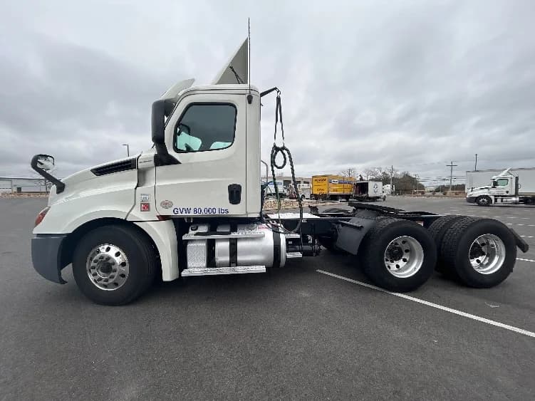 2019 Freightliner Cascadia in Linden, NJ — photo 4