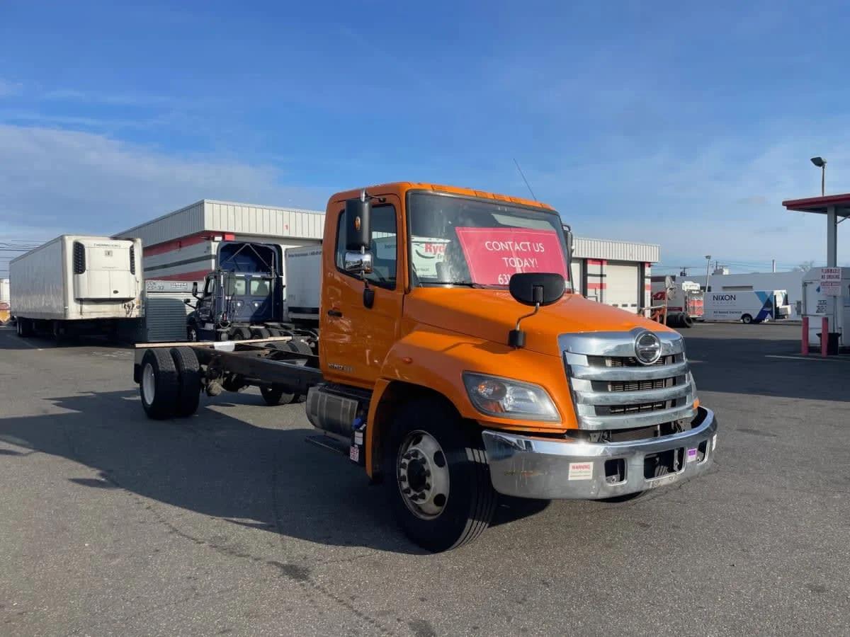2018 Hino 268 in Farmingdale, NY — photo 3
