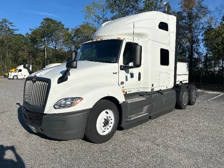 2023 International LT in Jacksonville, FL — photo 3