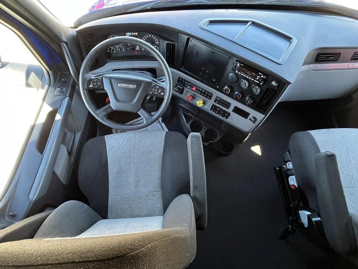 2022 Freightliner Cascadia in Kansas City, MO — photo 33