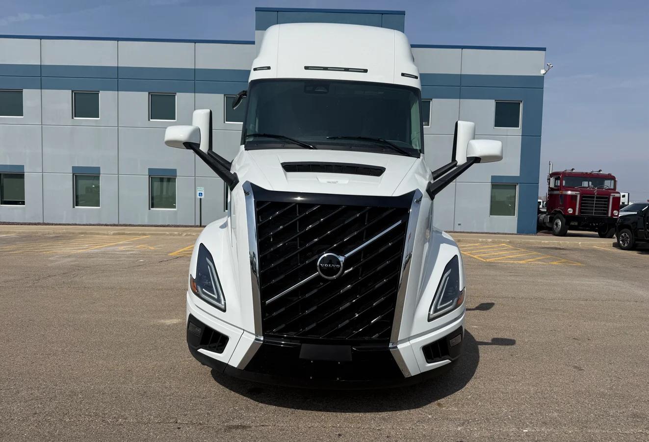 2027 Volvo VNL 860 in Peru, IL — photo 2