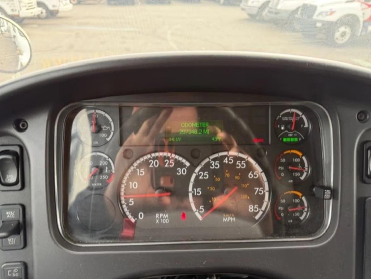 2020 Freightliner M2 106 in Farmingdale, NY — photo 16