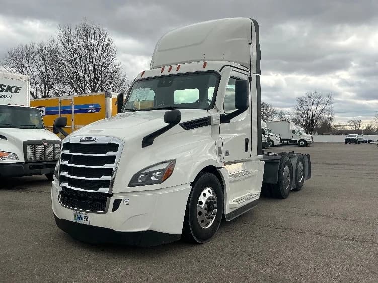 2023 Freightliner Cascadia in Dayton, OH — photo 3
