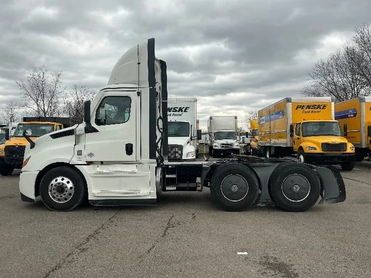 2023 Freightliner Cascadia in Dayton, OH — photo 4