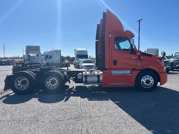 2020 Freightliner Cascadia in Peosta, IA — photo 8