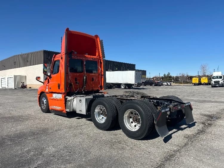 2020 Freightliner Cascadia in Peosta, IA — photo 5