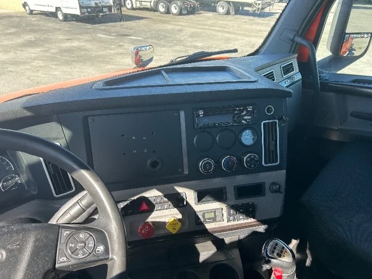 2020 Freightliner Cascadia in Peosta, IA — photo 10